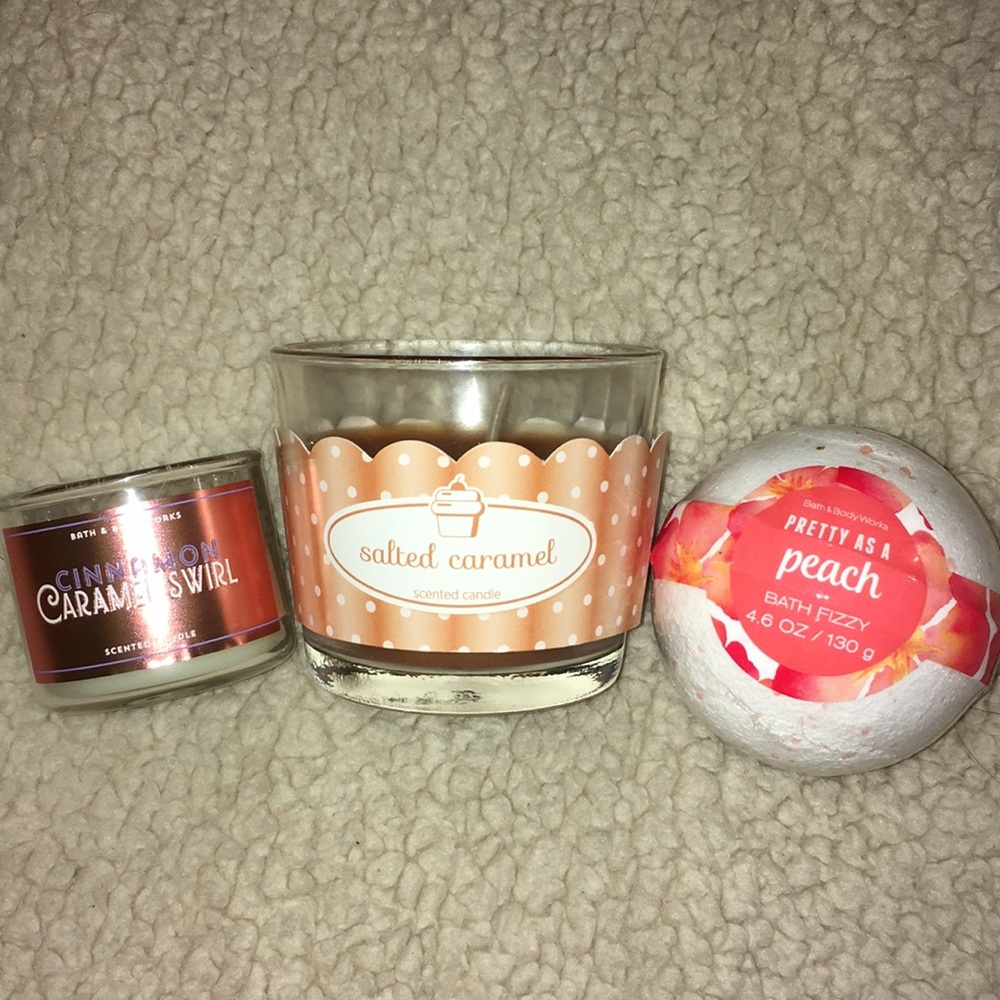 2 bath&body works candles and bathbomb